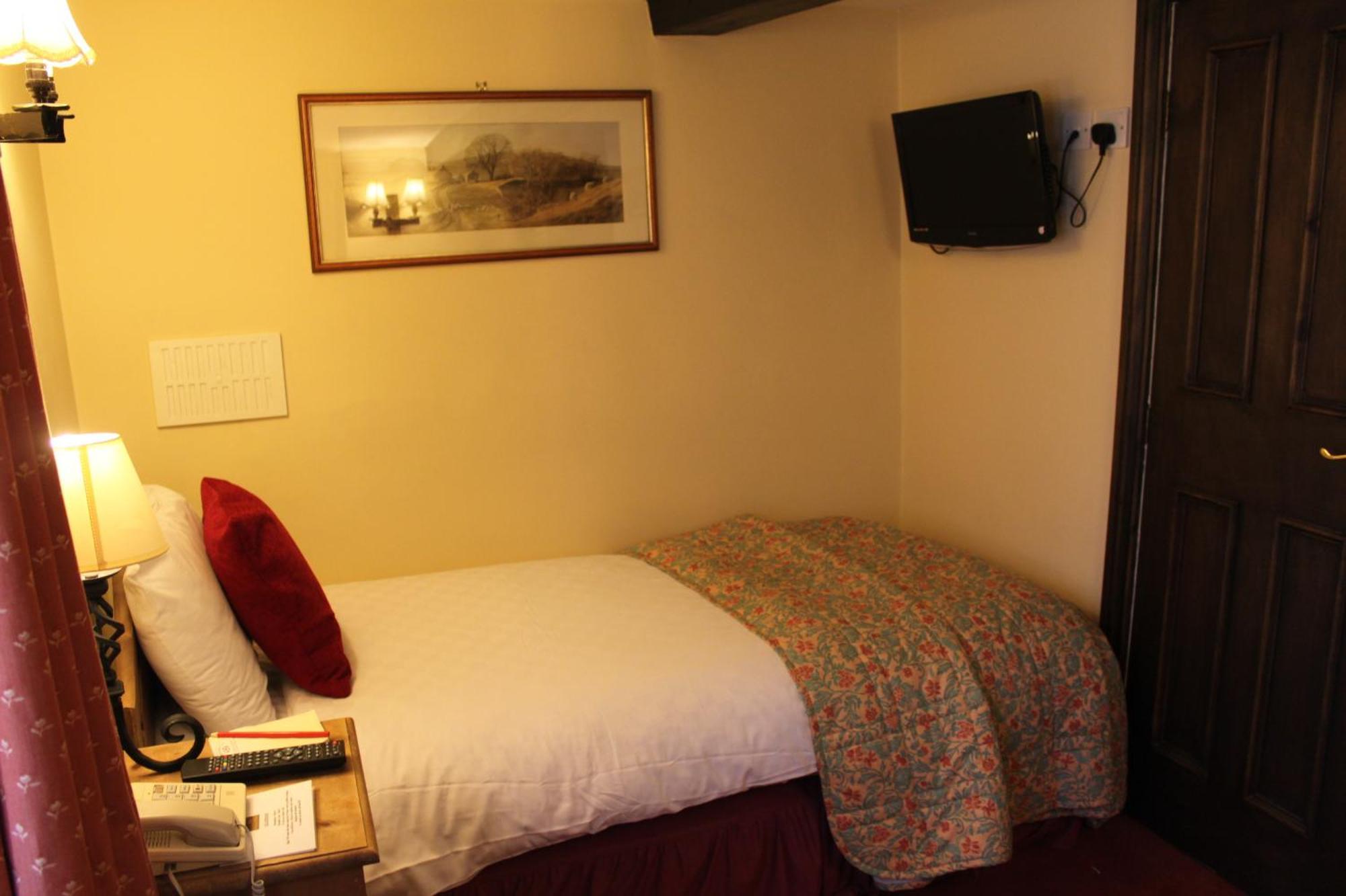 Bert'S Rooms At The Black Horse Inn Brighouse Exterior foto